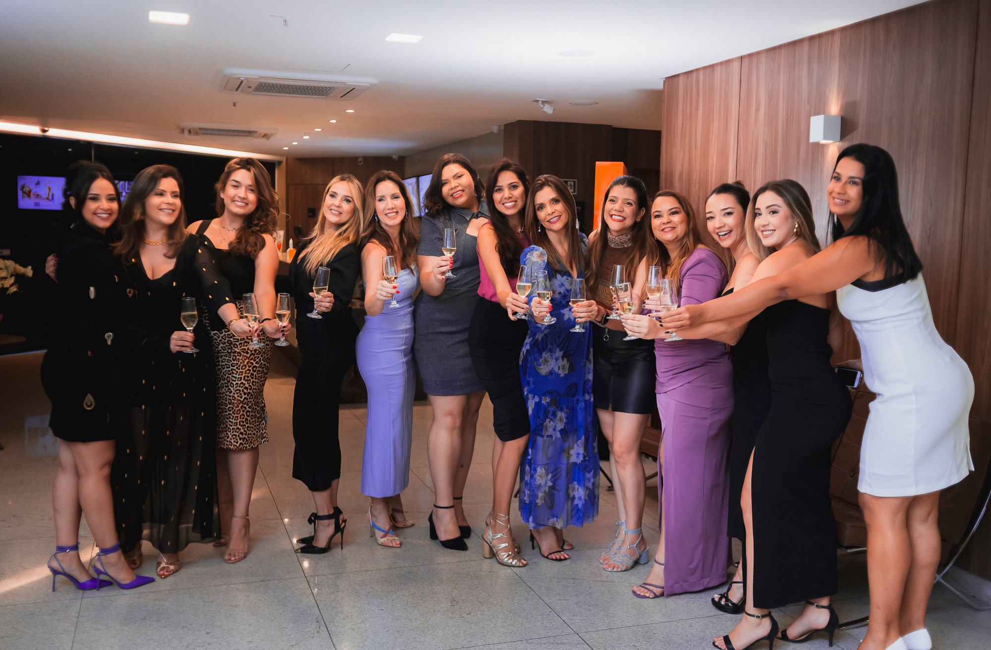 Integrantes da Comunidade Minerva erguendo taças em evento