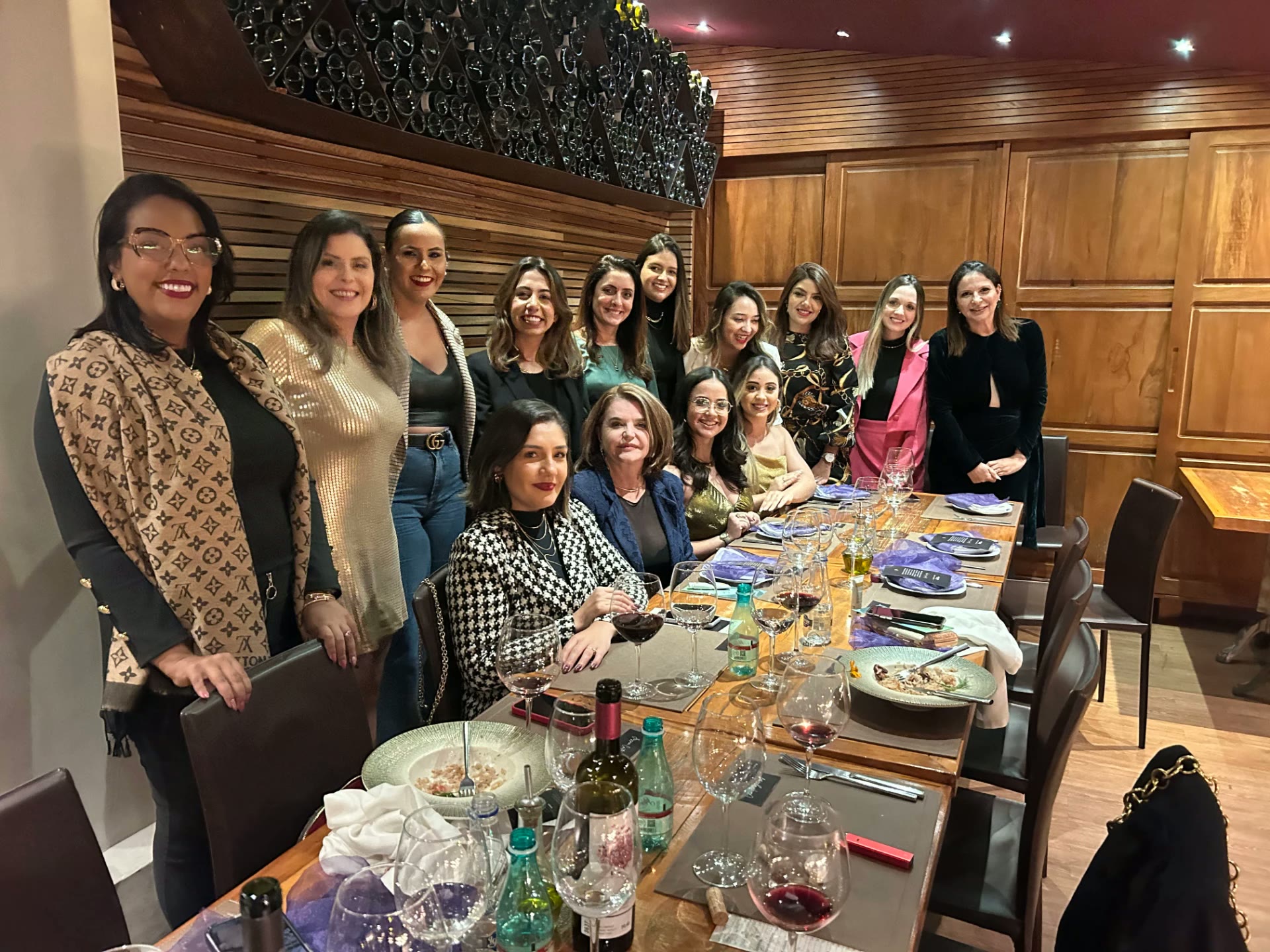 Jantar da Comunidade Minerva em restaurante com adega