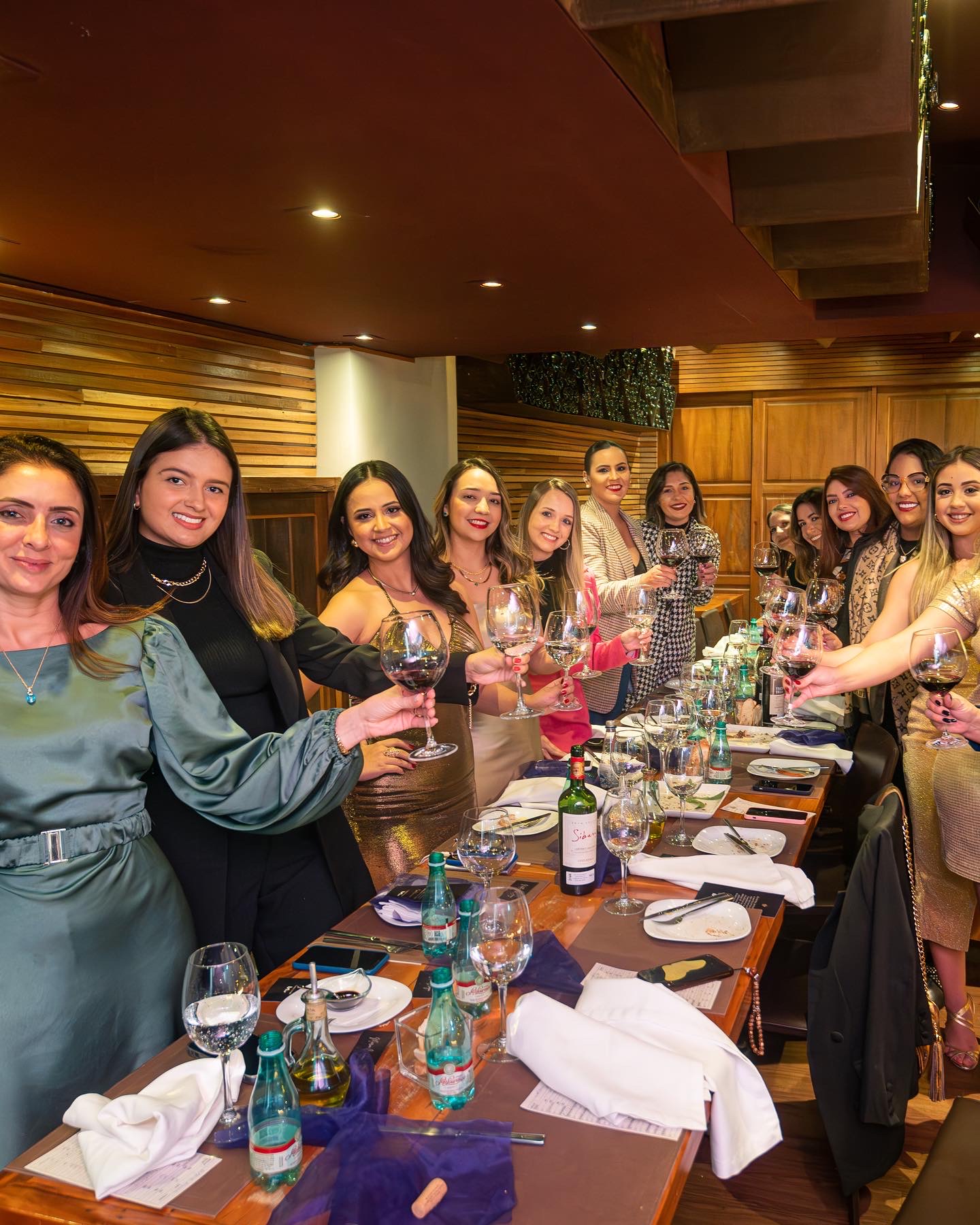 Brinde na mesa em jantar da Comunidade Minerva